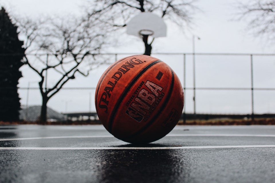 Match de basketball en salle, ambiance compétition